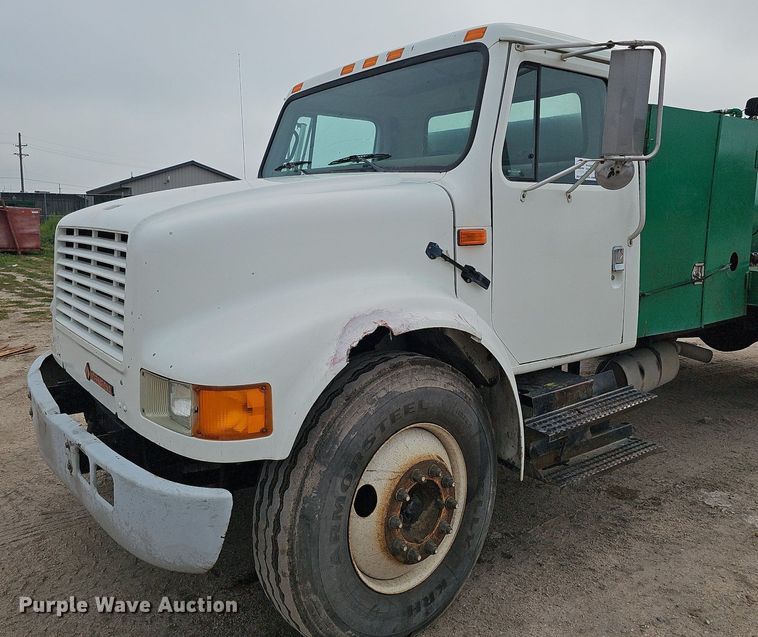 image for item DQ0093 2001 International 4700  septic truck