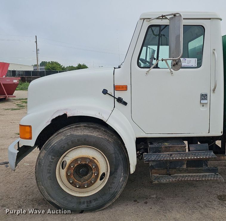 image for item DQ0093 2001 International 4700  septic truck
