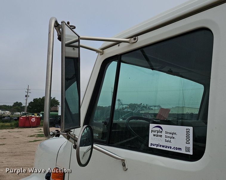 image for item DQ0093 2001 International 4700  septic truck