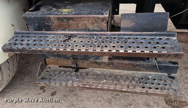 image for item DQ0093 2001 International 4700  septic truck