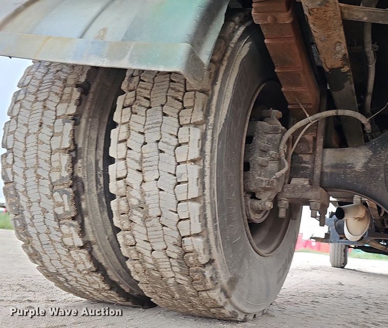 image for item DQ0093 2001 International 4700  septic truck