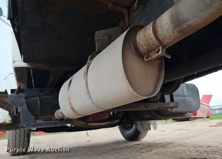 image for item DQ0093 2001 International 4700  septic truck