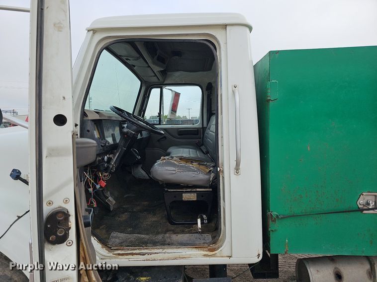 image for item DQ0093 2001 International 4700  septic truck