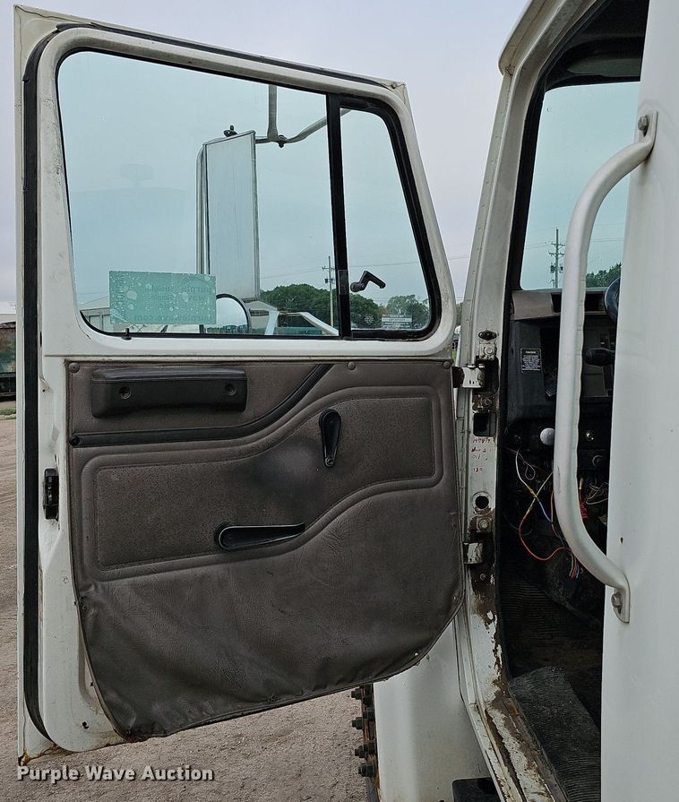 image for item DQ0093 2001 International 4700  septic truck