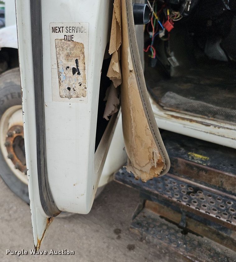 image for item DQ0093 2001 International 4700  septic truck