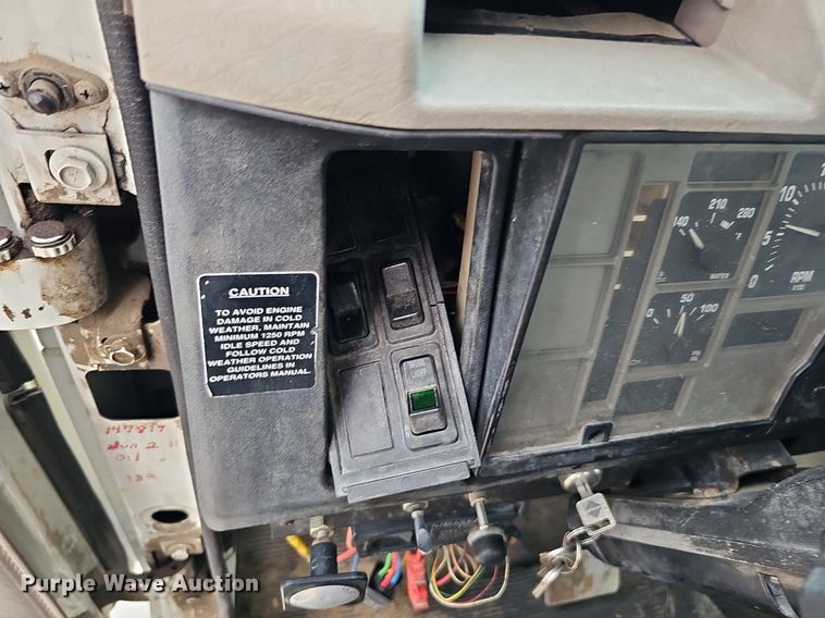 image for item DQ0093 2001 International 4700  septic truck