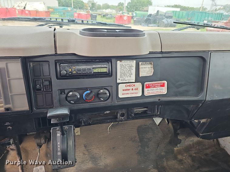 image for item DQ0093 2001 International 4700  septic truck