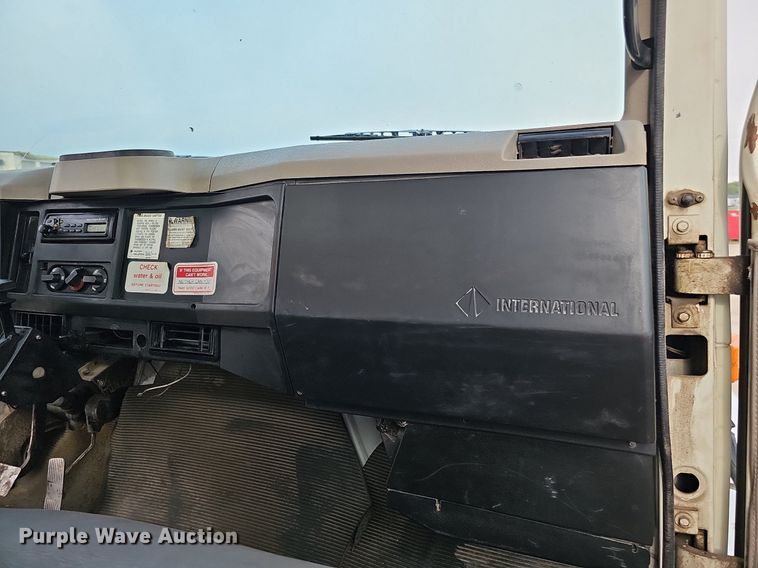 image for item DQ0093 2001 International 4700  septic truck