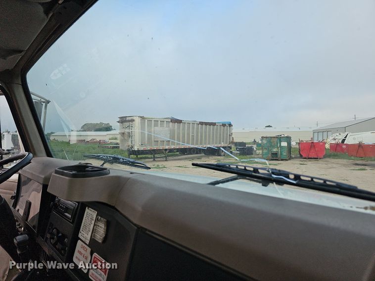 image for item DQ0093 2001 International 4700  septic truck