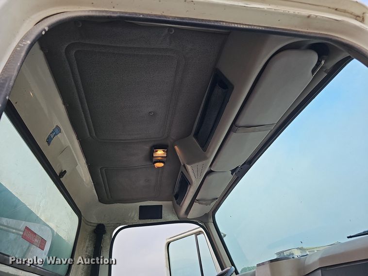 image for item DQ0093 2001 International 4700  septic truck