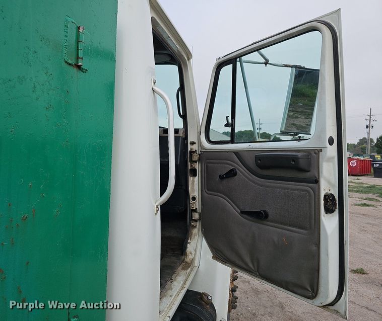 image for item DQ0093 2001 International 4700  septic truck