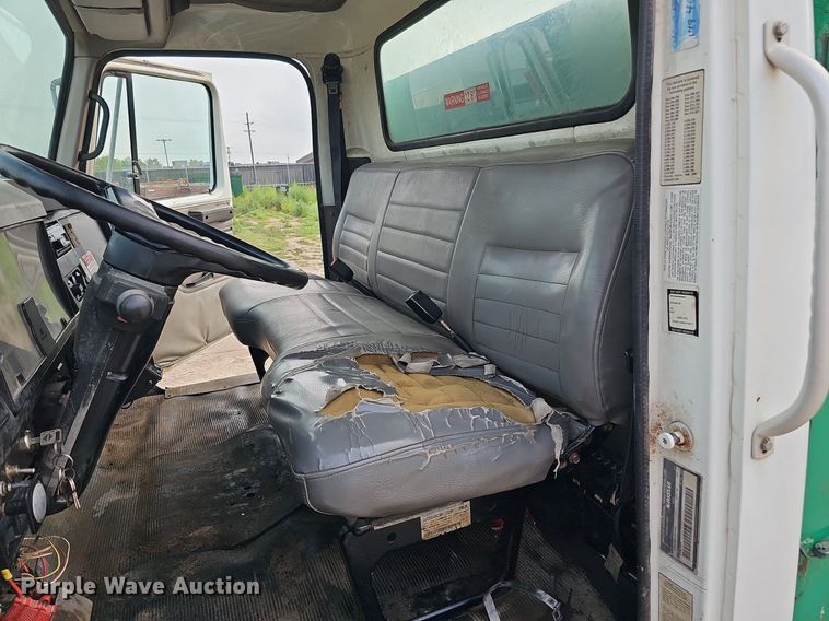 image for item DQ0093 2001 International 4700  septic truck