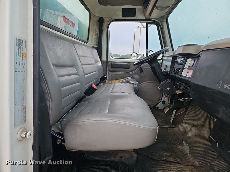 image for item DQ0093 2001 International 4700  septic truck