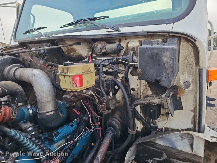 image for item DQ0093 2001 International 4700  septic truck