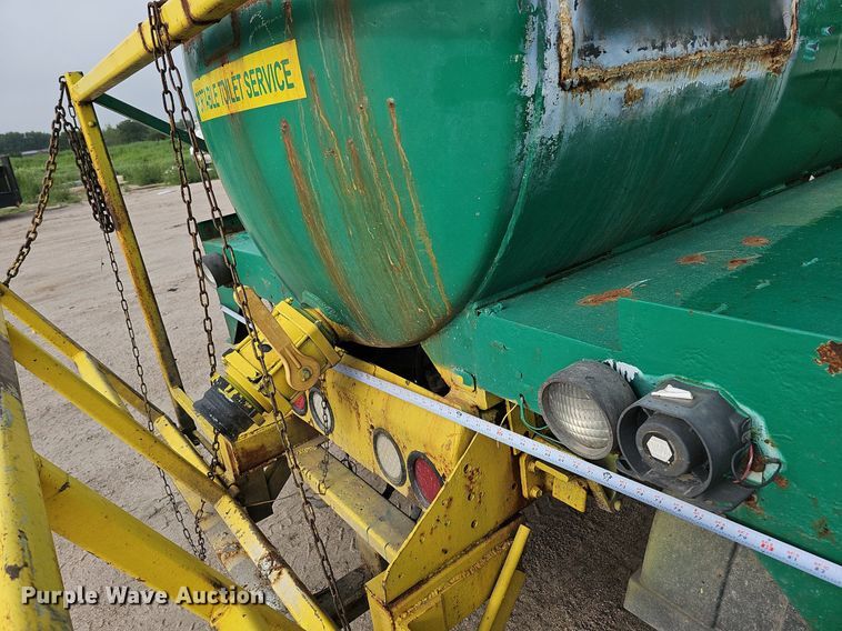 image for item DQ0093 2001 International 4700  septic truck