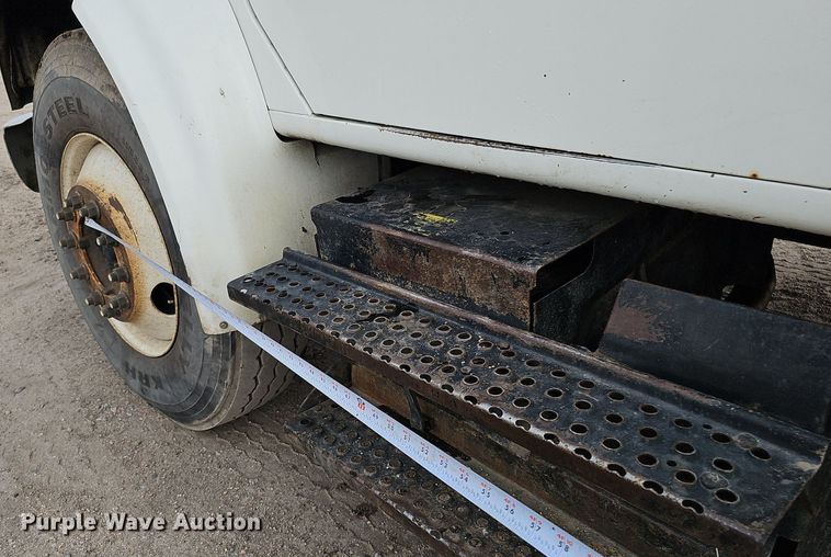 image for item DQ0093 2001 International 4700  septic truck