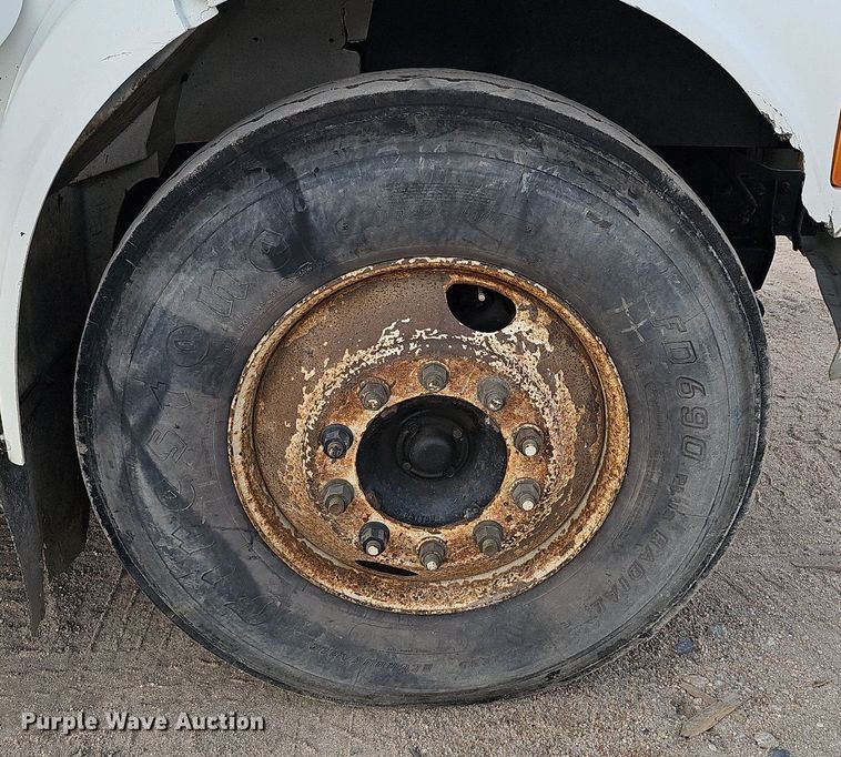 image for item DQ0093 2001 International 4700  septic truck