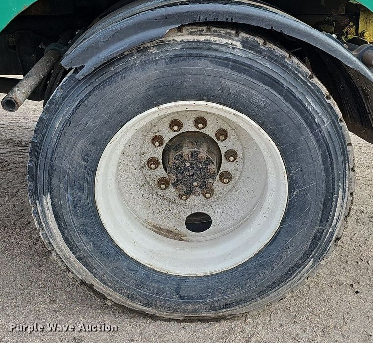 image for item DQ0093 2001 International 4700  septic truck