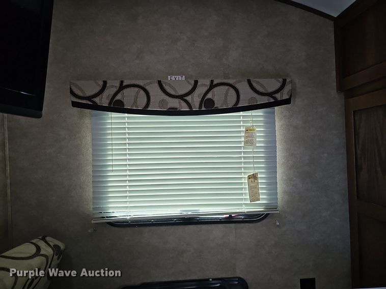 image for item DQ0127 2015 CrossRoads ZT231FB15  camper