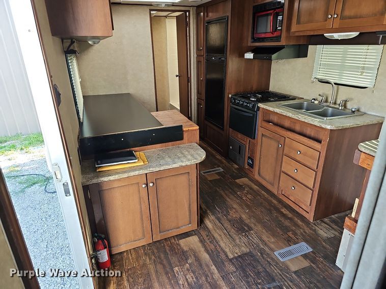 image for item DQ0127 2015 CrossRoads ZT231FB15  camper