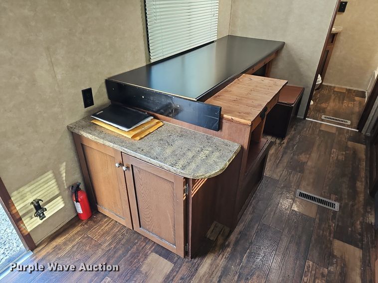 image for item DQ0127 2015 CrossRoads ZT231FB15  camper