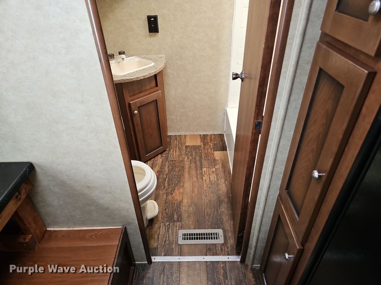 image for item DQ0127 2015 CrossRoads ZT231FB15  camper