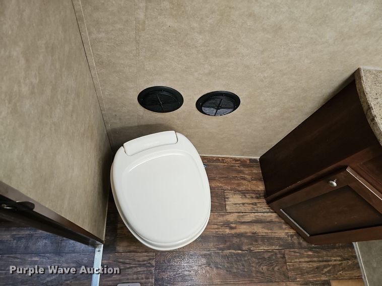 image for item DQ0127 2015 CrossRoads ZT231FB15  camper