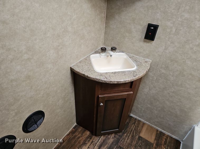 image for item DQ0127 2015 CrossRoads ZT231FB15  camper