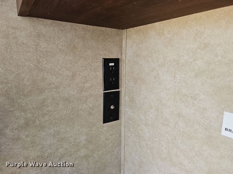 image for item DQ0127 2015 CrossRoads ZT231FB15  camper