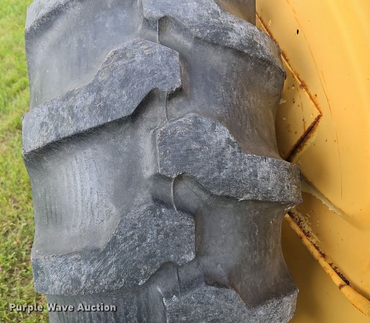 image for item DQ0131 Ford 4400  tractor