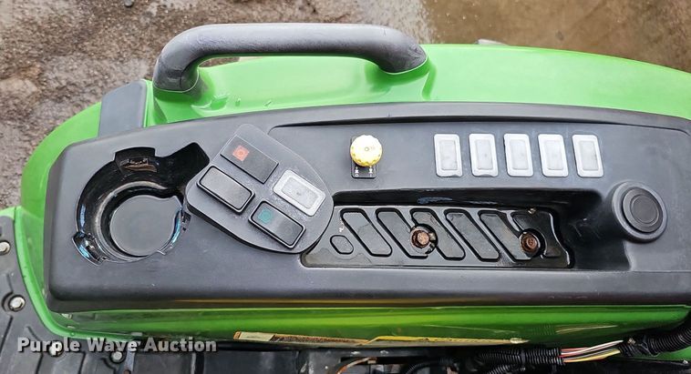 image for item DQ0147 2015 John Deere  4052M tractor