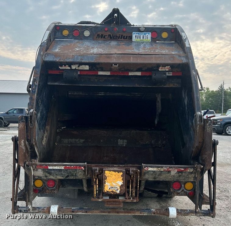 image for item DQ0873 2007 International 7600  refuse truck