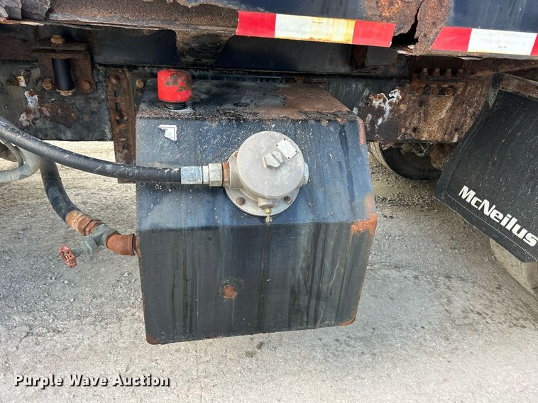 image for item DQ0873 2007 International 7600  refuse truck