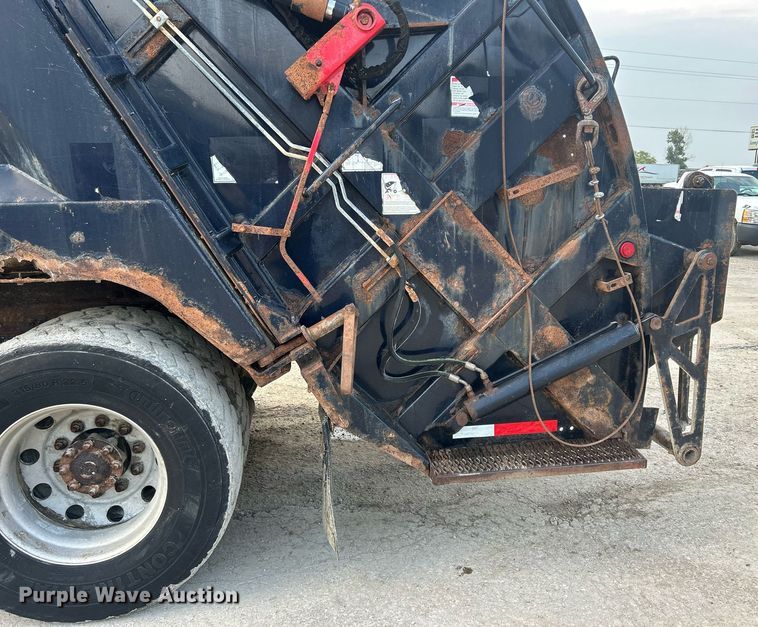 image for item DQ0873 2007 International 7600  refuse truck