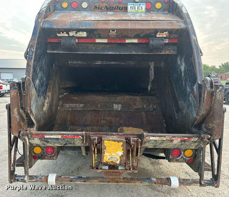 image for item DQ0873 2007 International 7600  refuse truck