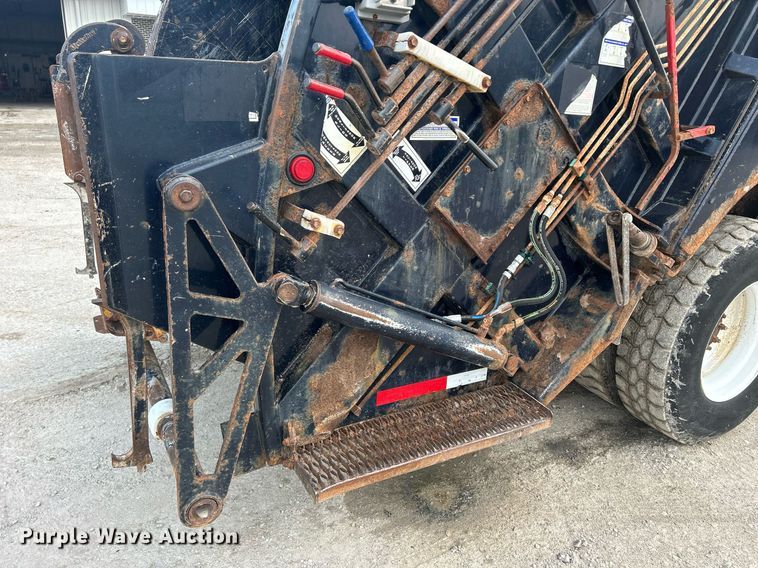 image for item DQ0873 2007 International 7600  refuse truck