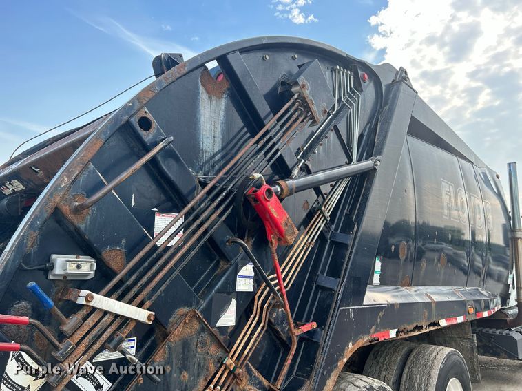 image for item DQ0873 2007 International 7600  refuse truck