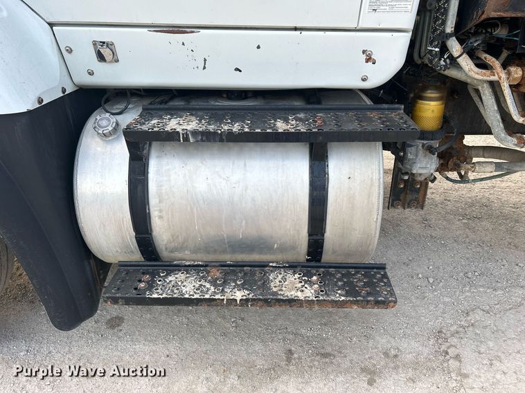 image for item DQ0873 2007 International 7600  refuse truck