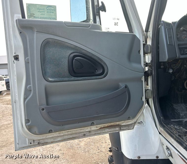 image for item DQ0873 2007 International 7600  refuse truck