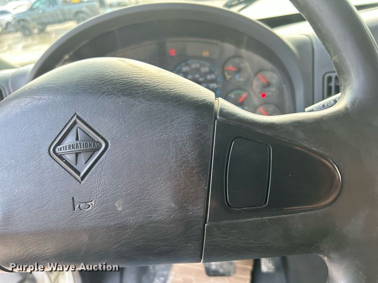 image for item DQ0873 2007 International 7600  refuse truck