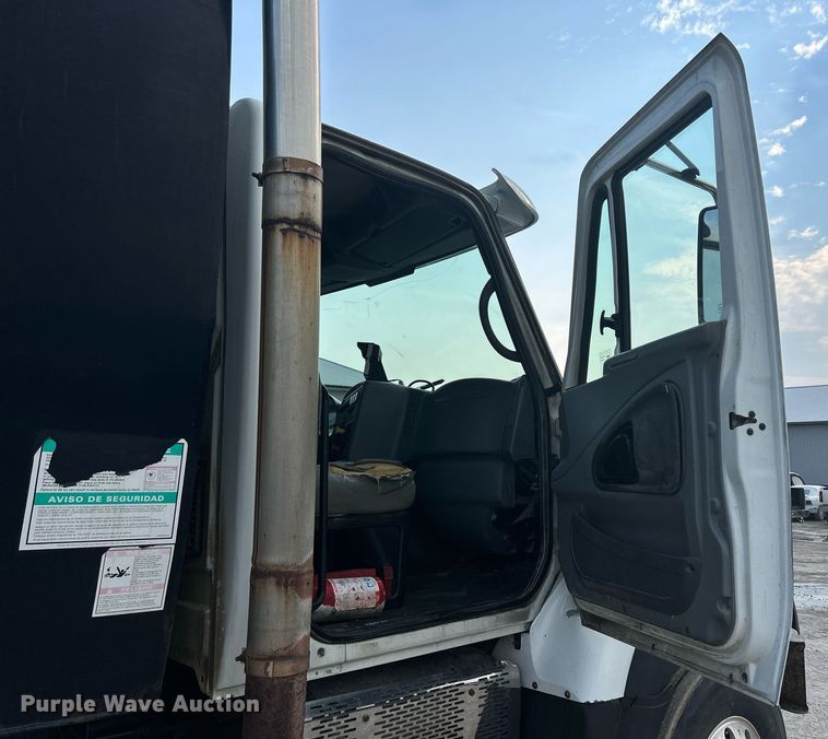 image for item DQ0873 2007 International 7600  refuse truck