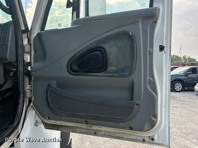 image for item DQ0873 2007 International 7600  refuse truck