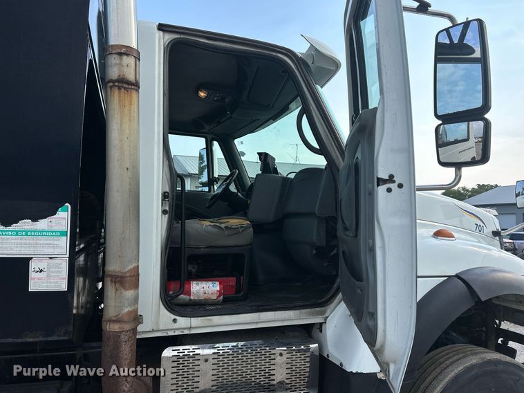 image for item DQ0873 2007 International 7600  refuse truck