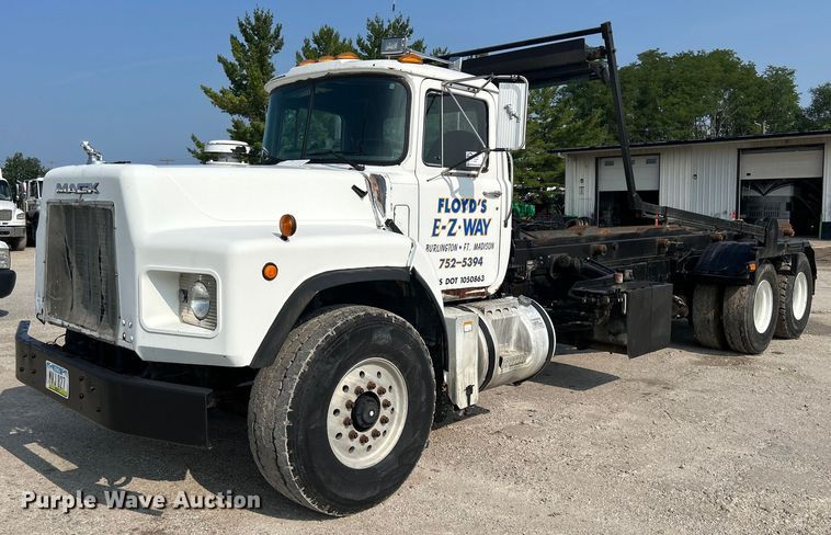 image for item DQ0874 1998 Mack RB690S  roll-off container truck