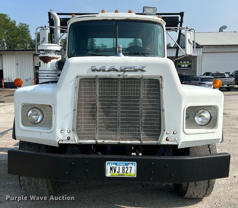 image for item DQ0874 1998 Mack RB690S  roll-off container truck