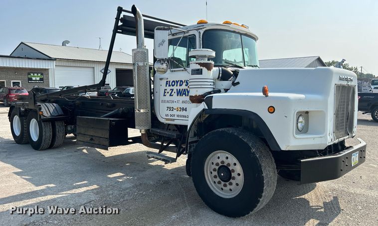 image for item DQ0874 1998 Mack RB690S  roll-off container truck