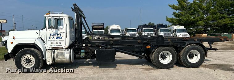 image for item DQ0874 1998 Mack RB690S  roll-off container truck