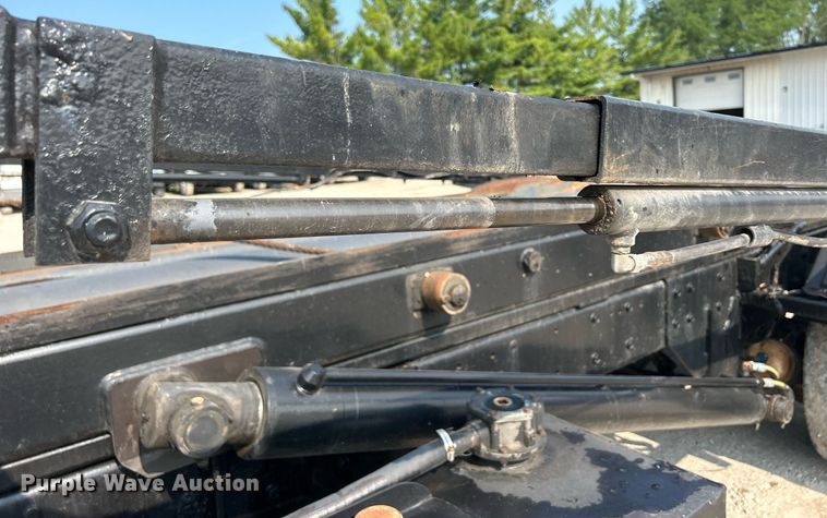 image for item DQ0874 1998 Mack RB690S  roll-off container truck