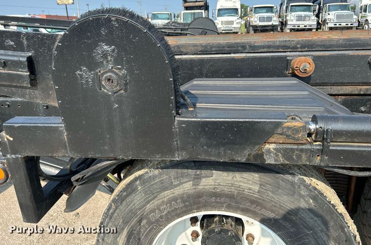 image for item DQ0874 1998 Mack RB690S  roll-off container truck