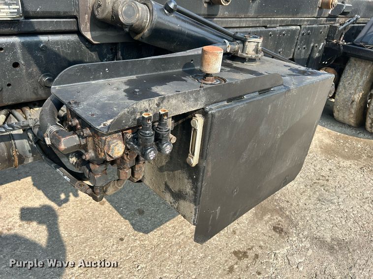 image for item DQ0874 1998 Mack RB690S  roll-off container truck